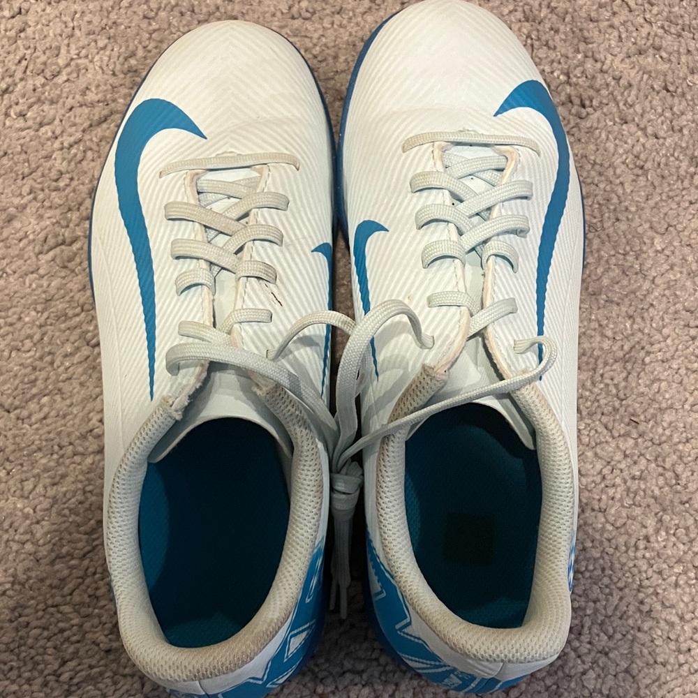 Nike White and Teal Sports Sneakers - Picture 4 of 8